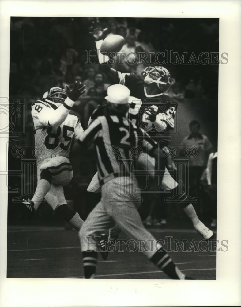 1979 Press Photo Football Player Clarence Chapman in Game with Others - Historic Images