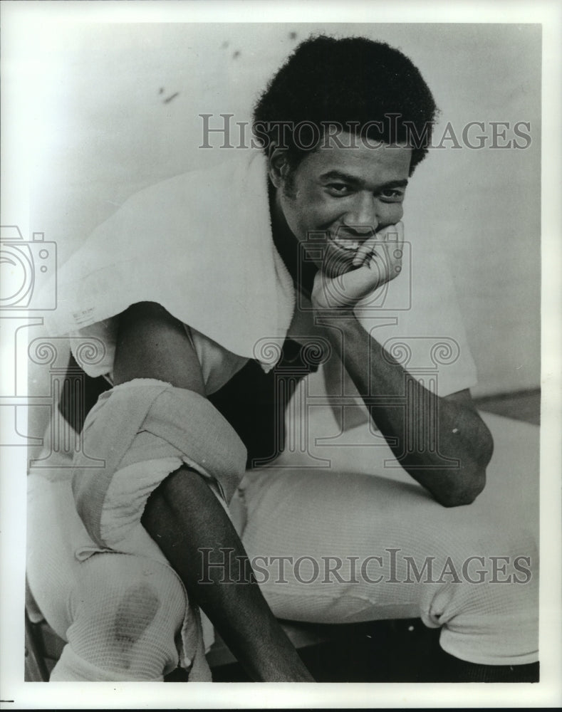 1972 Press Photo Pitcher Vince Colbert seems to be enjoying an ice treatment- Historic Images