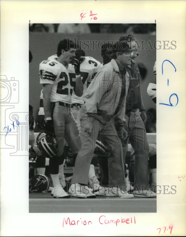 1989 Press Photo Marion Campbell, Football Coach with Football Players- Historic Images