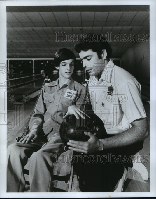 1978 Press Photo Pro Bowler Dom Esposito shows David Clevenger how to Bowl- Historic Images
