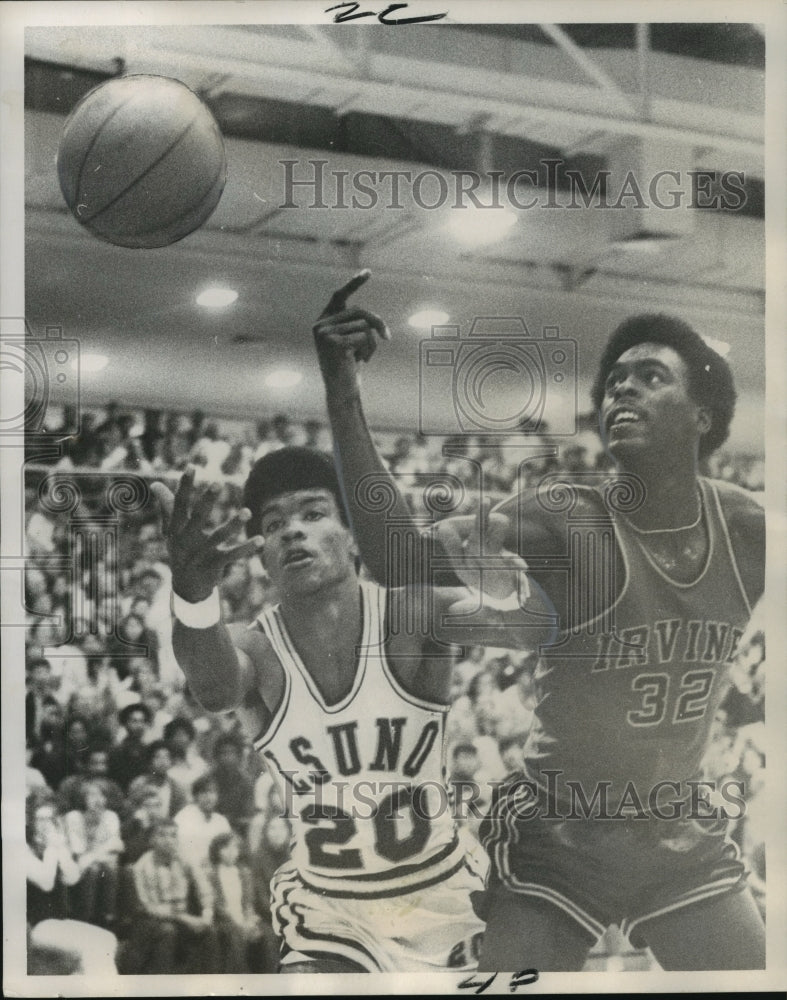 1971 Press Photo Basketball Players Richard Clark, Melvin Henderson in Game - Historic Images