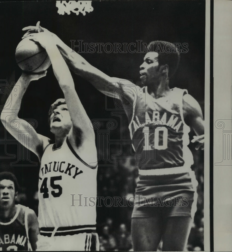 1975 Press Photo Basketball Players Bob Guyette and Charles Cleveland in Game - Historic Images