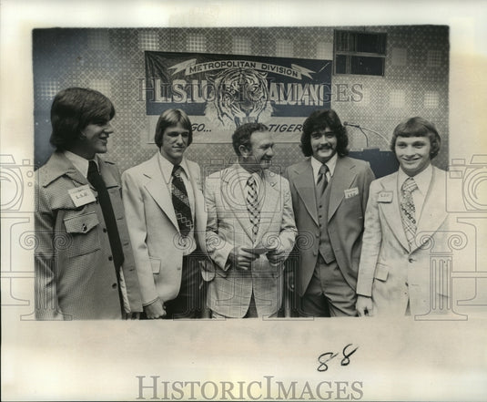 1975 Press Photo Football Coach Charley McClendon with Players at Banquet- Historic Images