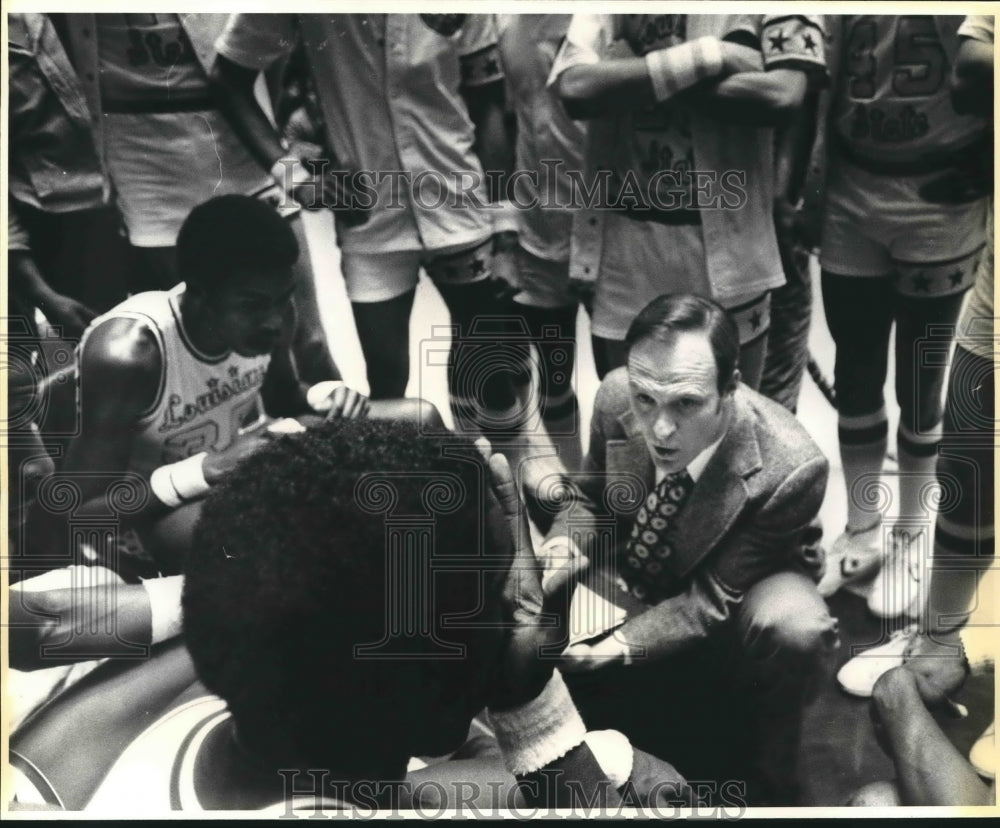1982 Press Photo Coach Dale Brown with Players during Game - nos07240 - Historic Images