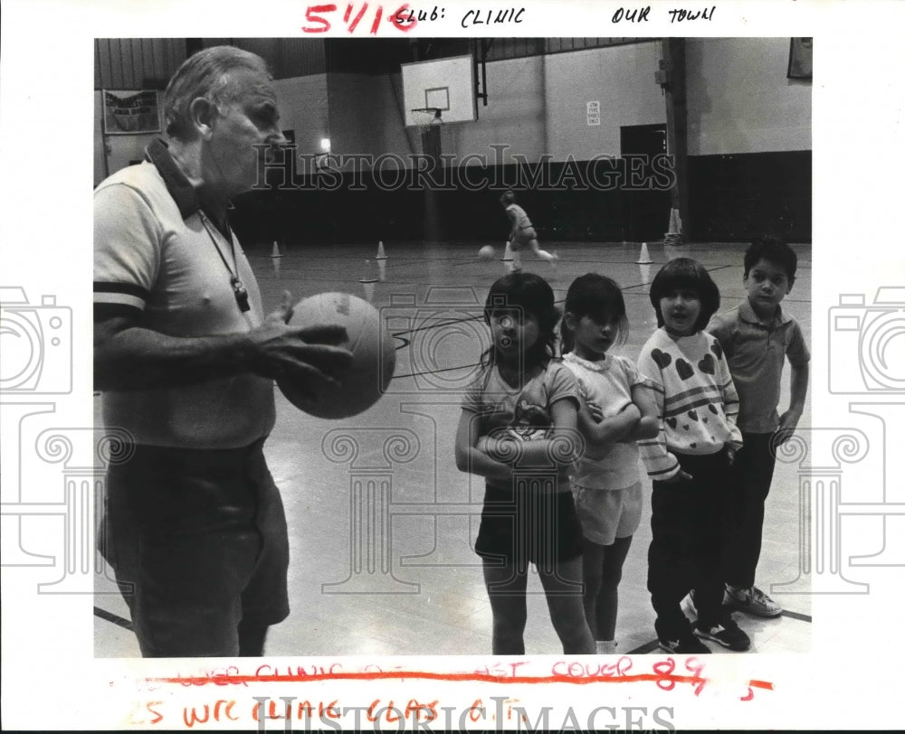 1984 Press Photo Coach Ray Berni conducts his annual basketball clinic for Kids - Historic Images