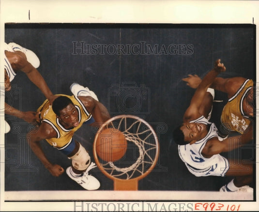 1988 Press Photo Basketball Player Leonard Bennett with Others in Game - Historic Images