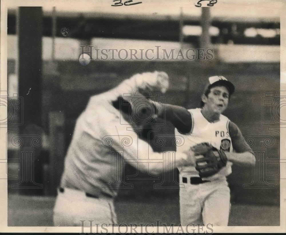 1972 Press Photo Baseball Players Remie Grenier and Joe Bennett in Game - Historic Images