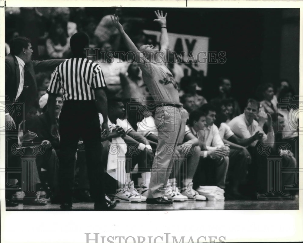 1990 Press Photo Louisiana State University Basketball Coach Dale Brown yelling - Historic Images