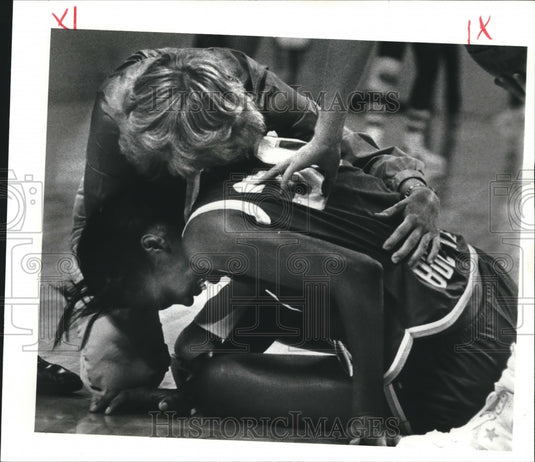 1983 Press Photo Basketball Player Willie Jean Briggs and Trainer Joni Halvorsen - Historic Images
