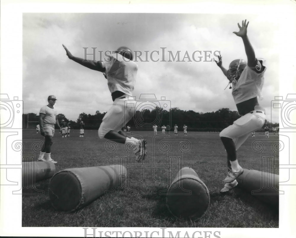 1991 Press Photo Coach James Bridges watches Football Players do Drills - Historic Images