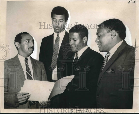1970 Press Photo Dillard Basketball Coach John O. Brown at Scholarship Ceremony - Historic Images