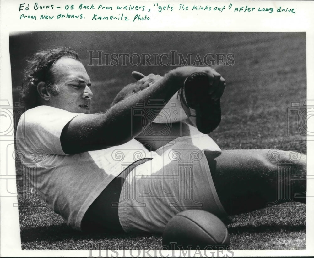 1981 Press Photo Ed Burns, Tulane Wave Football Quarterback Stretches on Field - Historic Images