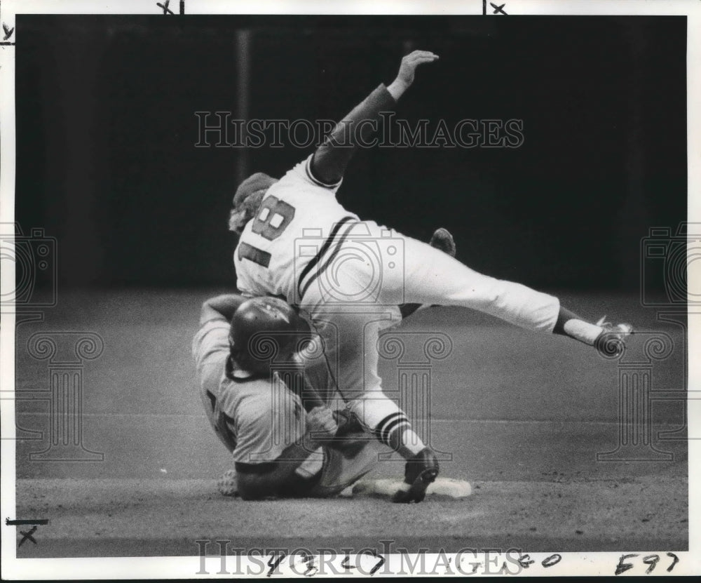 1977 Press Photo Baseball Players Gaylen Pitts and Ken Oberkfell in Game - Historic Images