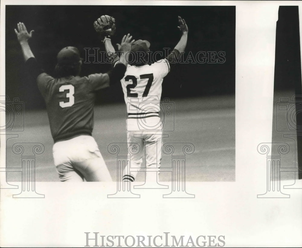 1977 Press Photo New Orleans Pelicans Baseball Player in Game with Others - Historic Images