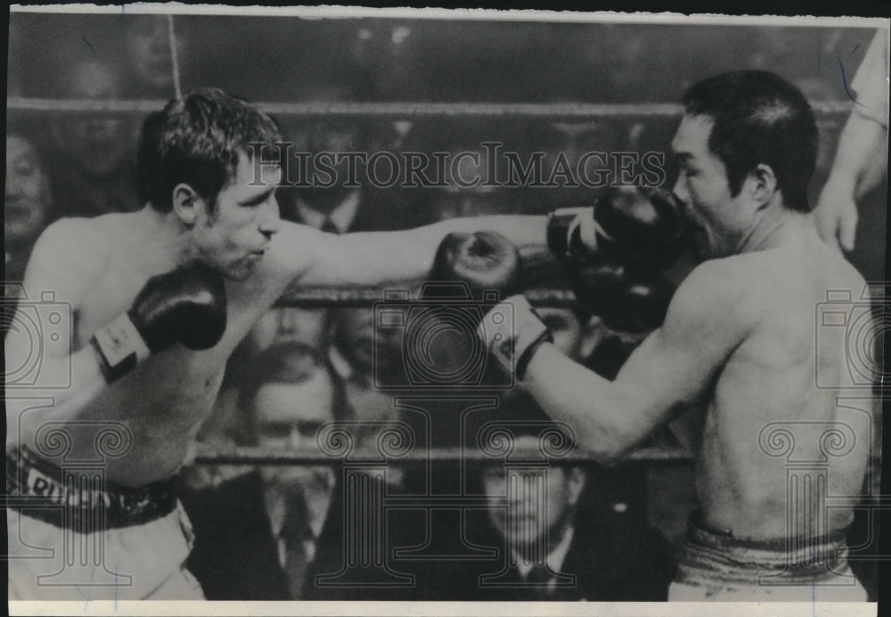 1975 Press Photo Challenger Ken Buchanan of Scotland and Guts Ishimatsu, Boxers - Historic Images