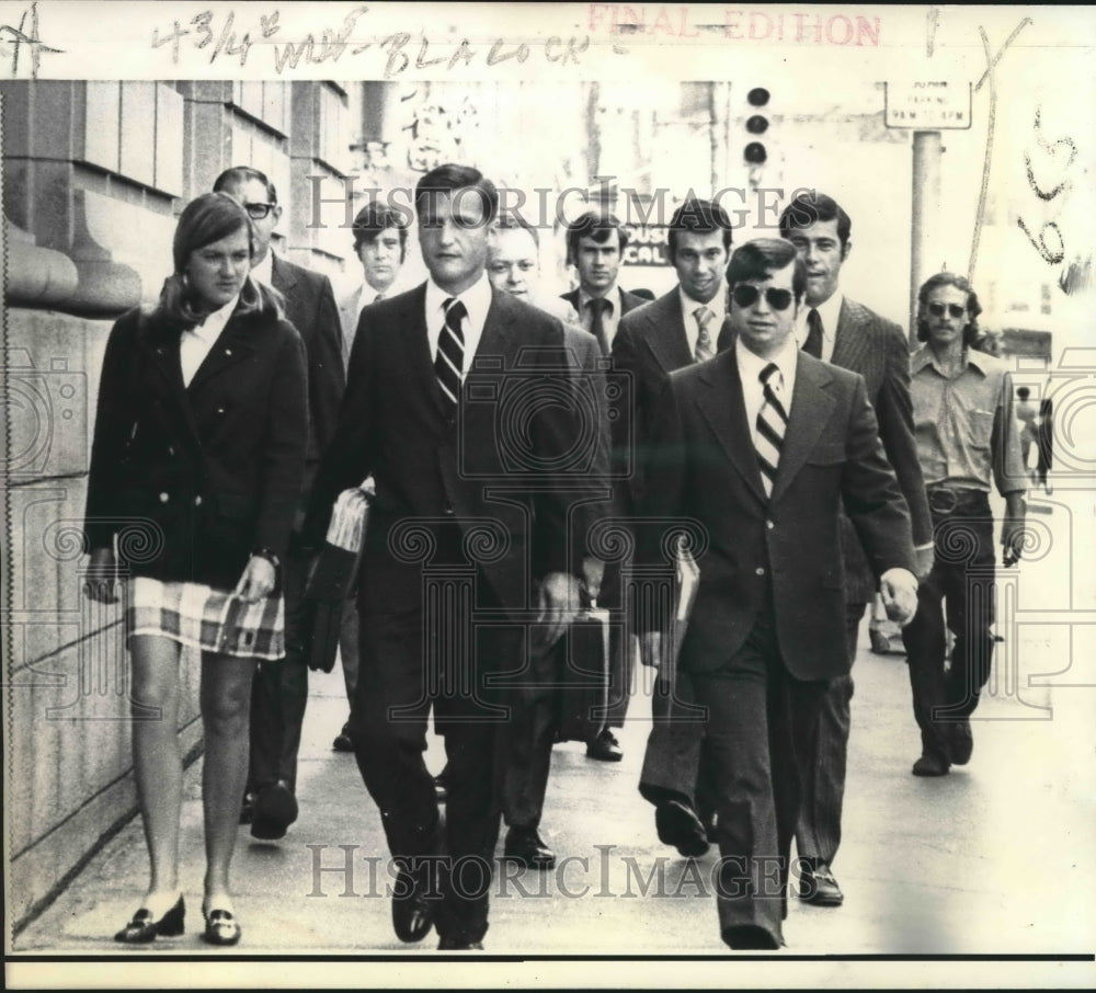 1972 Press Photo Lady Golfer Jane Blalock arrives at Federal Court with Lawyers - Historic Images