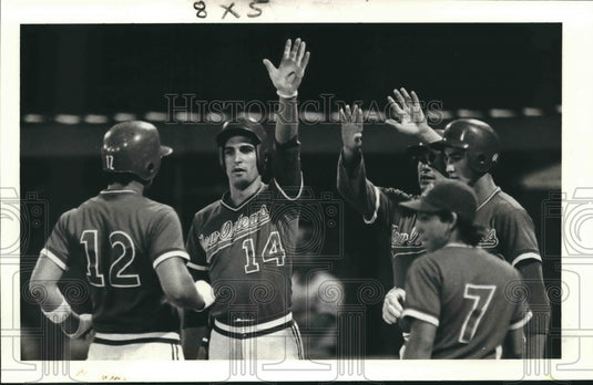 1984 Press Photo University of New Orleans' Scott Schwaner and Others after Win - Historic Images