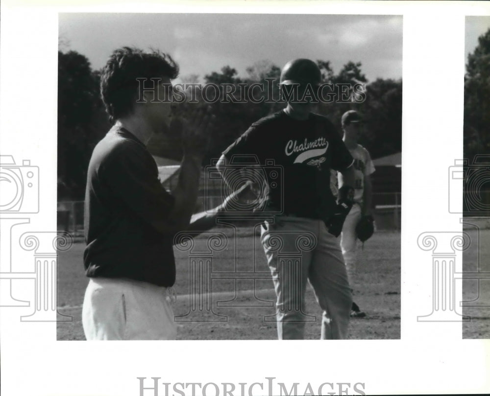 1994 Press Photo Kenn Bonura, local High School Baseball Coach with Players - Historic Images