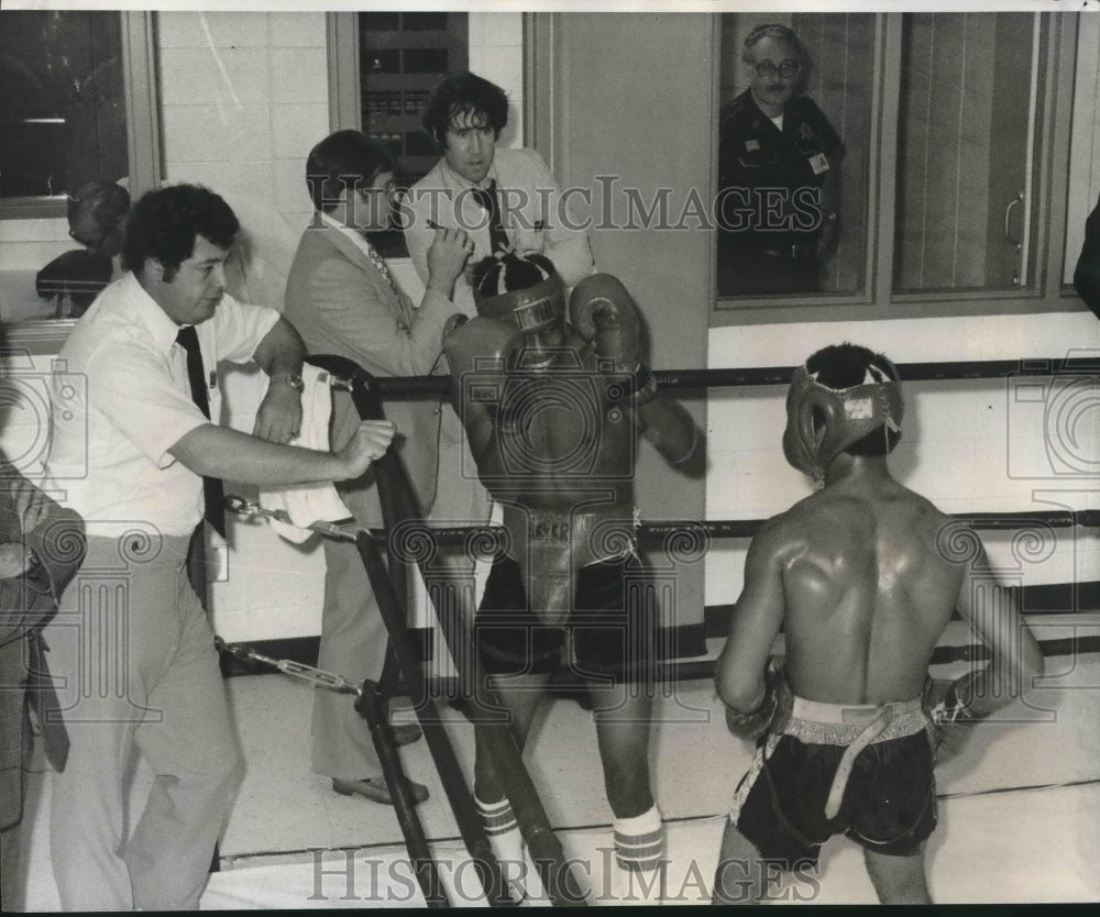 1977 Press Photo Coach Leslie Bonano eyes his charges during workout in Boxing - Historic Images