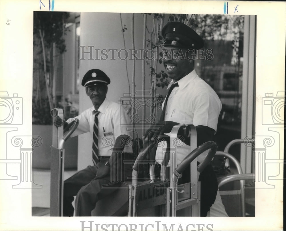 1990 Press Photo Linzy Cole, former NFL Player skycap at Houston Airport - Historic Images