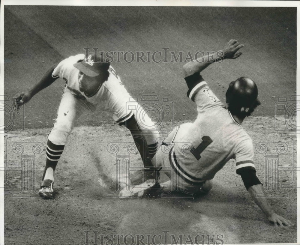 1977 Press Photo Pelicans Baseball Player Manny Castille in Game with Others- Historic Images