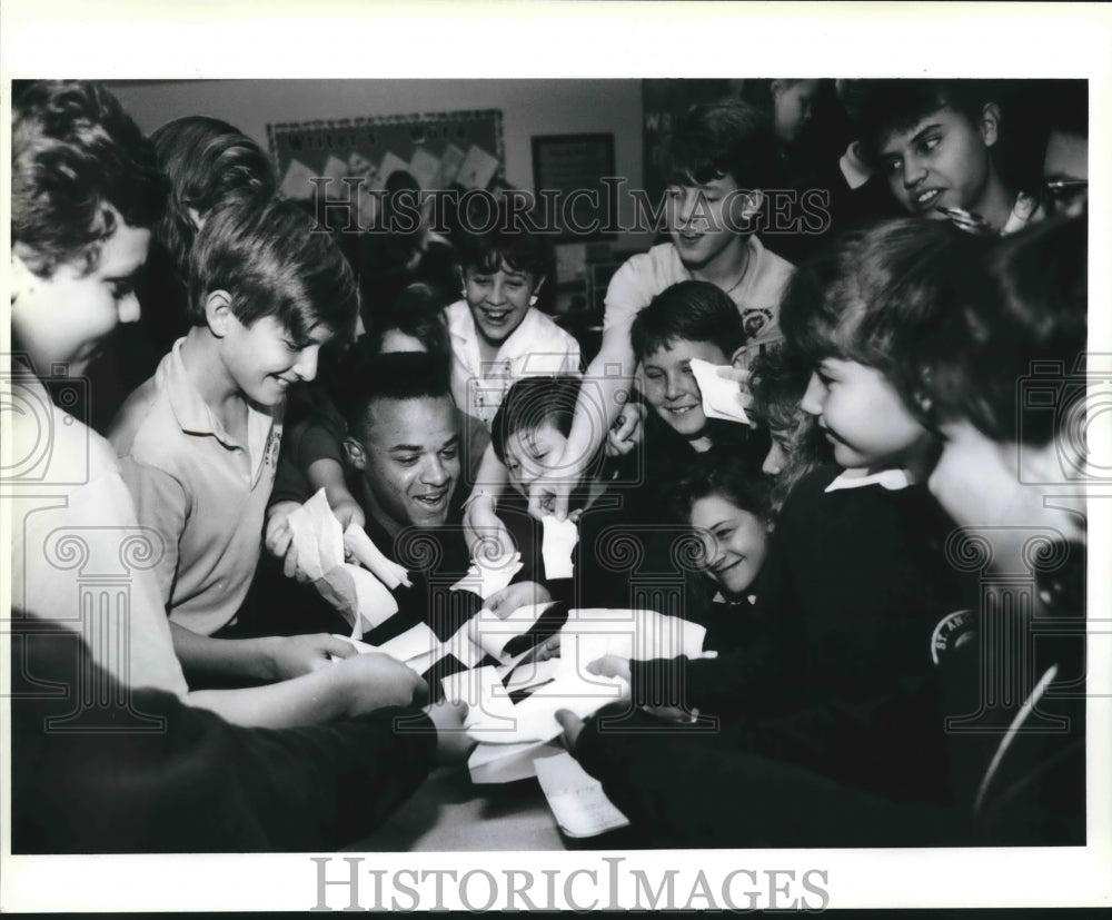 1990 Press Photo Toi Cook, New Orleans Saints Football Player with School Kids - Historic Images