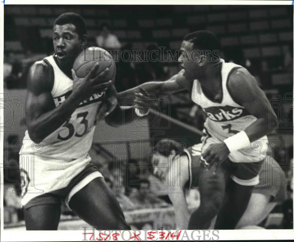 1985 Press Photo Antoine Carr, Hawks Basketball Player at Trailblazers Game - Historic Images