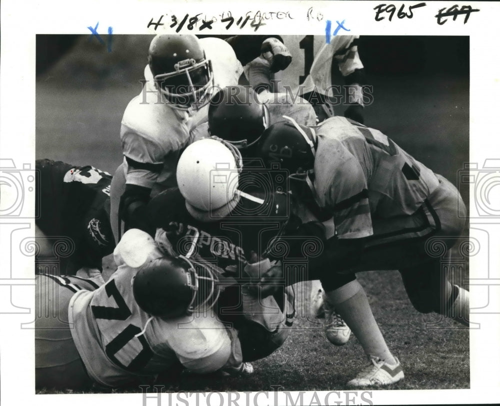 1981 Press Photo Floyd Carter, Fortier Football Player Tackled by Roneagles - Historic Images