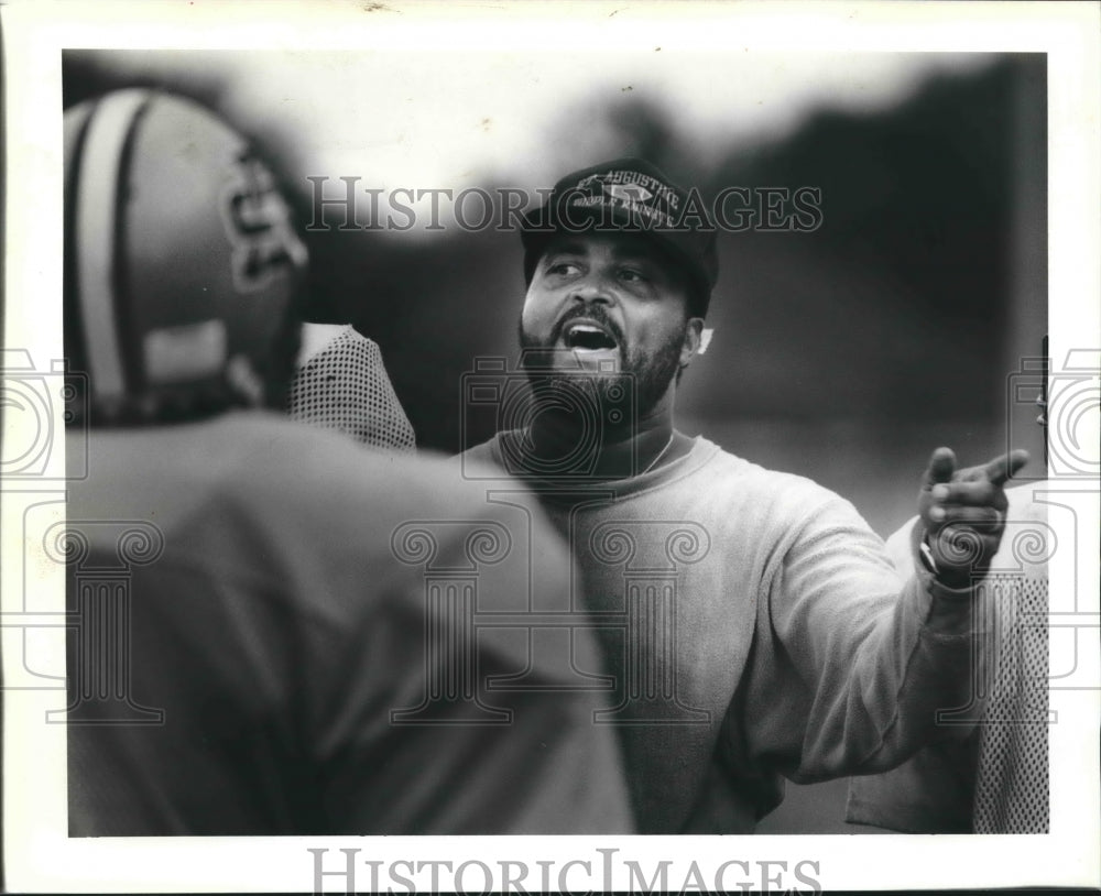 1990 Press Photo Burton Burns, Saint Augustine Football Coach with Players - Historic Images