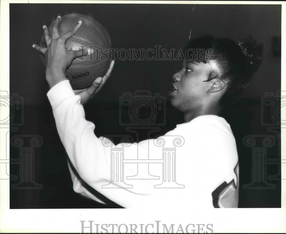 1995 Press Photo Janelle Burst, Basketball Player at Practive - nos07669 - Historic Images