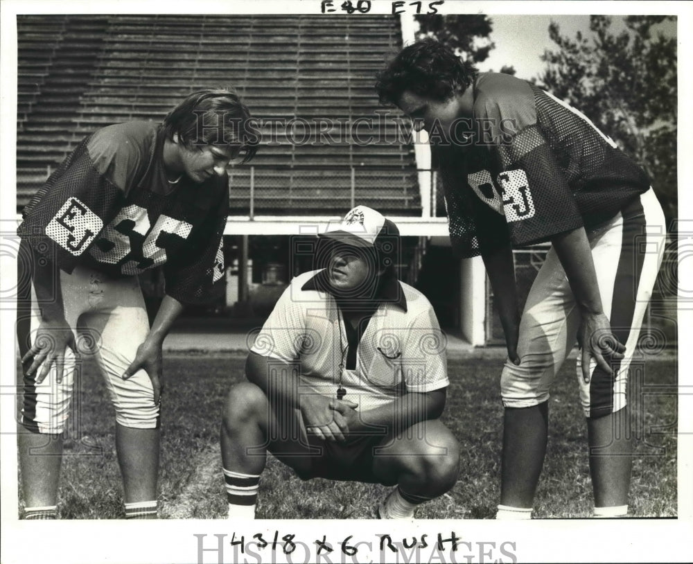 1980 Press Photo Tom Brock with East Jefferson Football Players on the Field - Historic Images