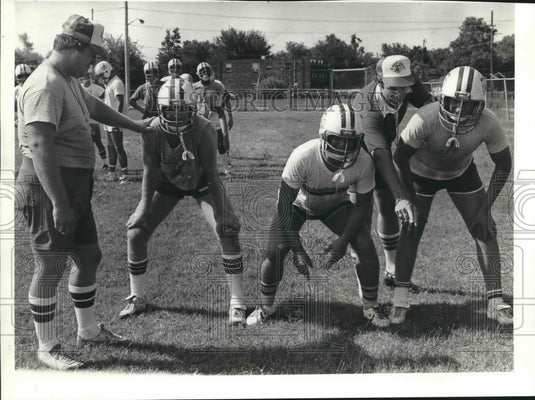 1980 Press Photo Coaches Tom Brock and Rusty Brauner with Football Players - Historic Images