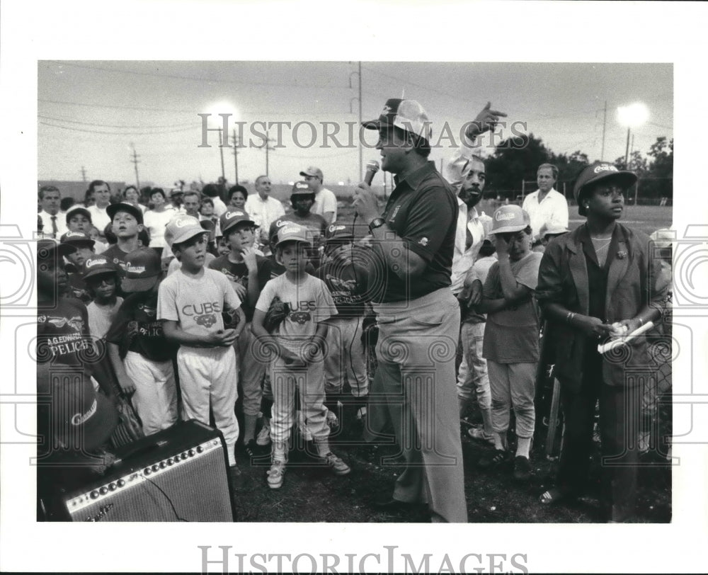 1985 Press Photo Joe Brockhoff, Tulane Baseball Coach with Children - nos07688 - Historic Images