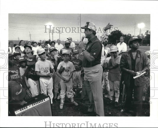 1985 Press Photo Joe Brockhoff, Tulane Baseball Coach with Children - nos07688 - Historic Images
