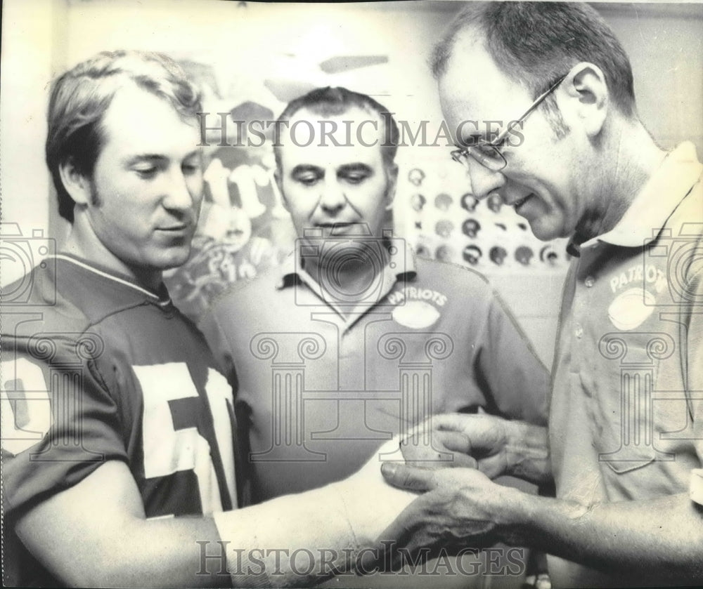 1972 Press Photo Football Player Jim Cheuynski, John Mazur, and Trainer - Historic Images