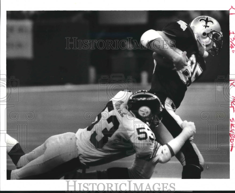 1987 Press Photo Football Players Hoby Brenner and Bryan Hinkle in Game - Historic Images