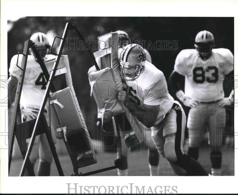 1991 Press Photo New Orleans Saints Football Player Hoby Brenner with Others - Historic Images