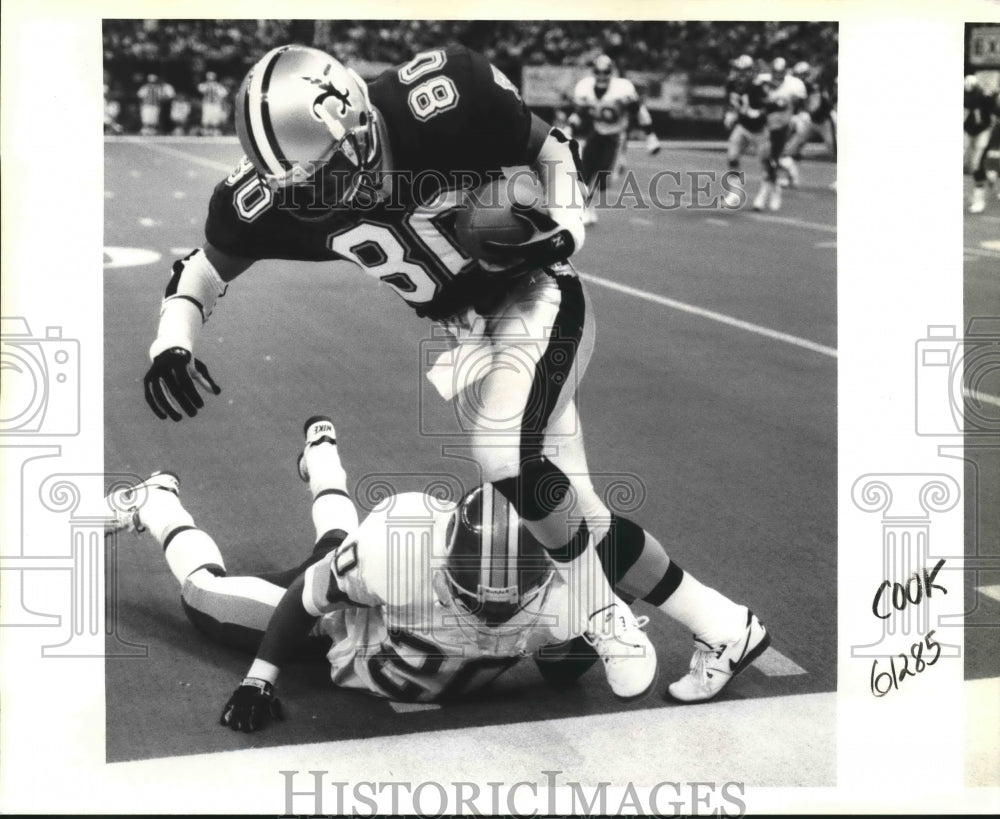 1985 Press Photo New Orleans Saints Football Player Wesley Carroll with Others - Historic Images