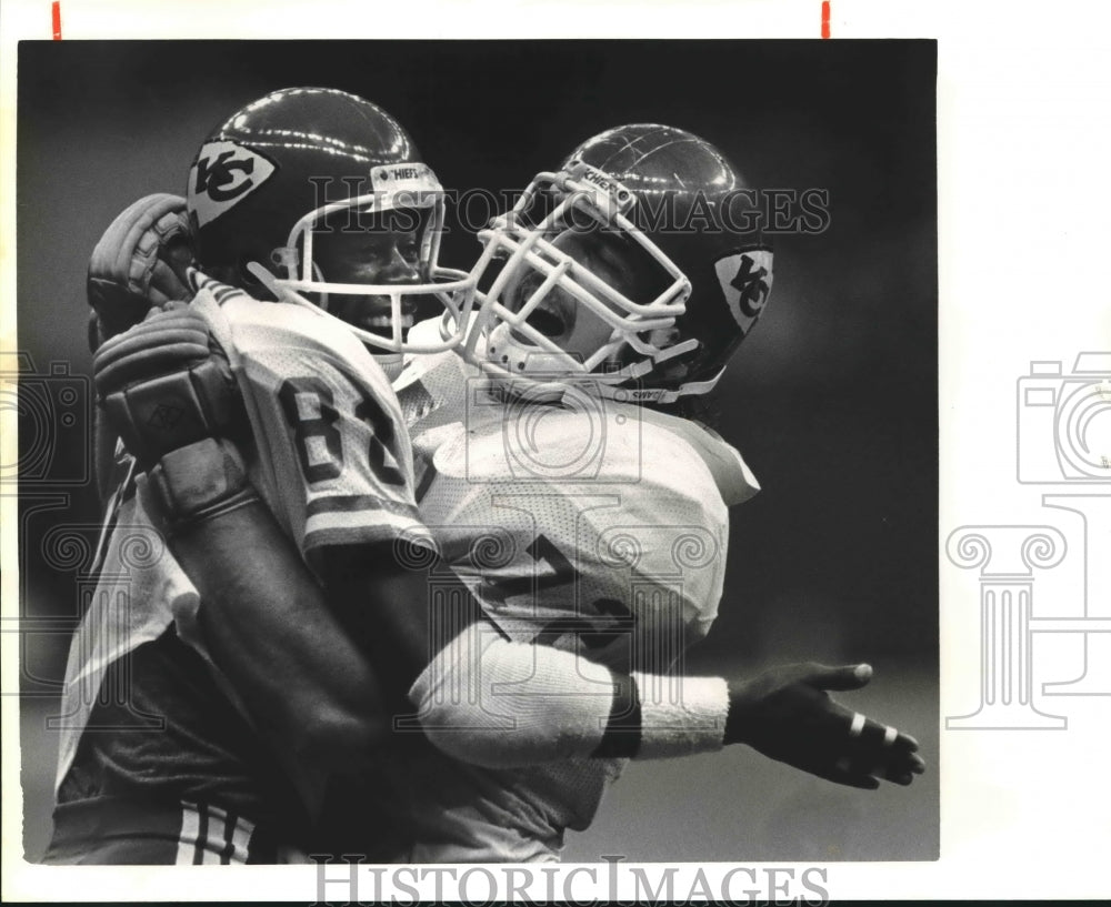 1985 Press Photo Kansas City Chief Carlos Carson gets a hug from David Lutz - Historic Images