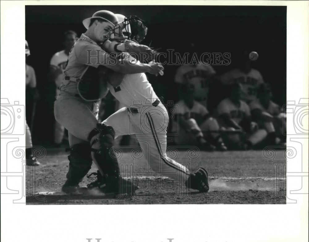 1992 Press Photo Tulane&#39;s Brad Buckel Barrels over SLU&#39;s Dru Nettles in Baseball - Historic Images