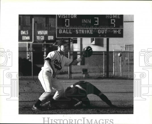 1992 Press Photo Baseball Players Albert Cado and Toby Carson in Game - Historic Images