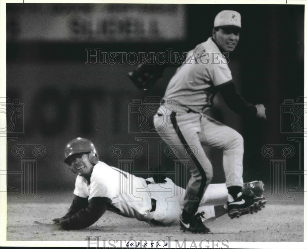 1993 Press Photo Baseball Players Edgar Caceres and Jose Sandoval in Game - Historic Images