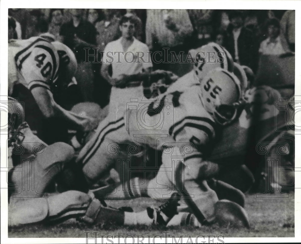 Press Photo Football Player Warren Capone, Linebacker with Others in Game - Historic Images