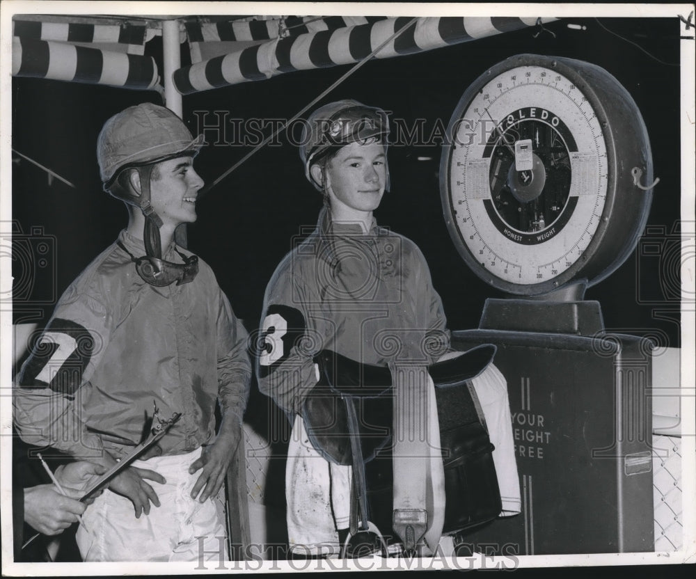 Press Photo Horse Racing Jockeys Kennard and Glynn Bernis - nos07916- Historic Images