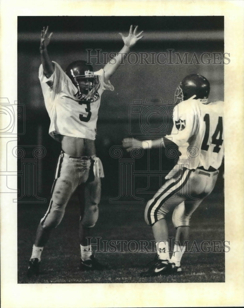 1994 Press Photo Brother Martin Football Player Ricky Corales Celebrates at Game - Historic Images