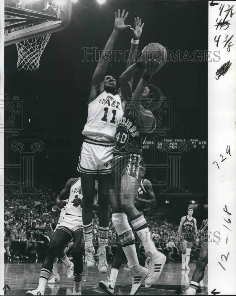 1976 Press Photo Behagen, Jazz Basketball Player Blocks Opponent at Game - Historic Images