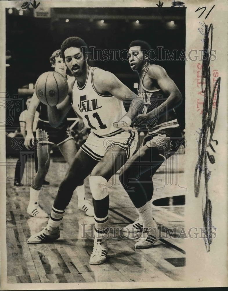 1975 Press Photo Ron Behagen, New Orleans Jazz Basketball Player at Game - Historic Images