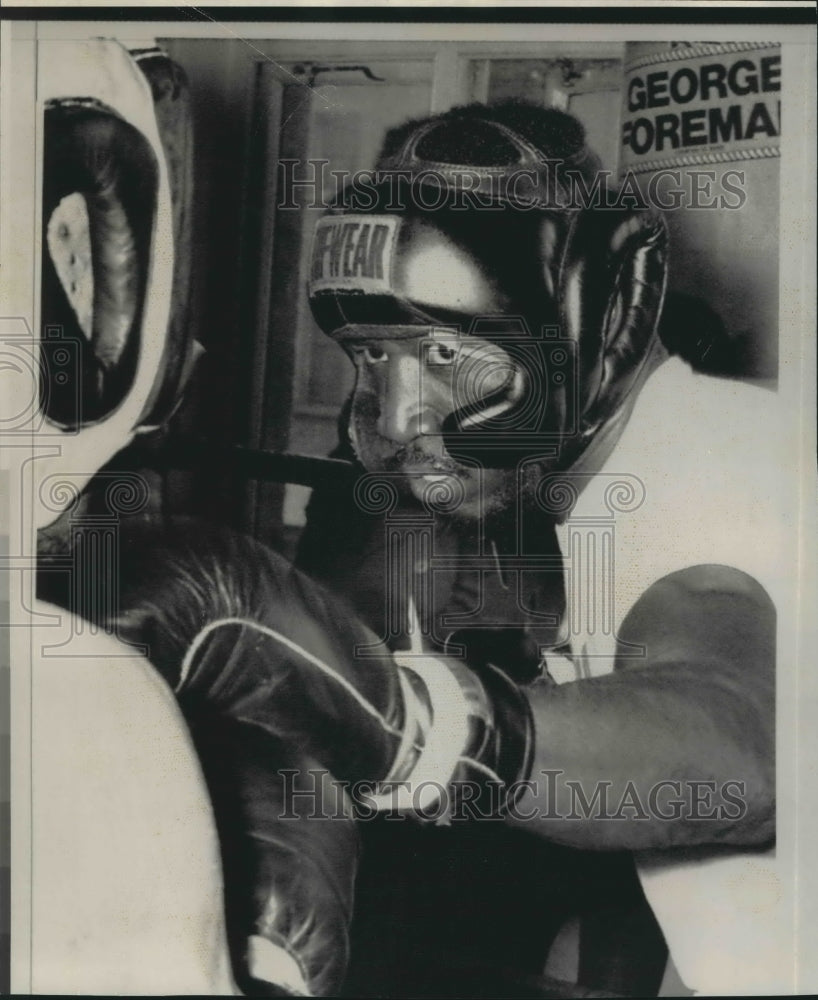 1975 Press Photo Boxer Lonnie Bennett &quot;The Music Man&quot;, Working Out in London - Historic Images