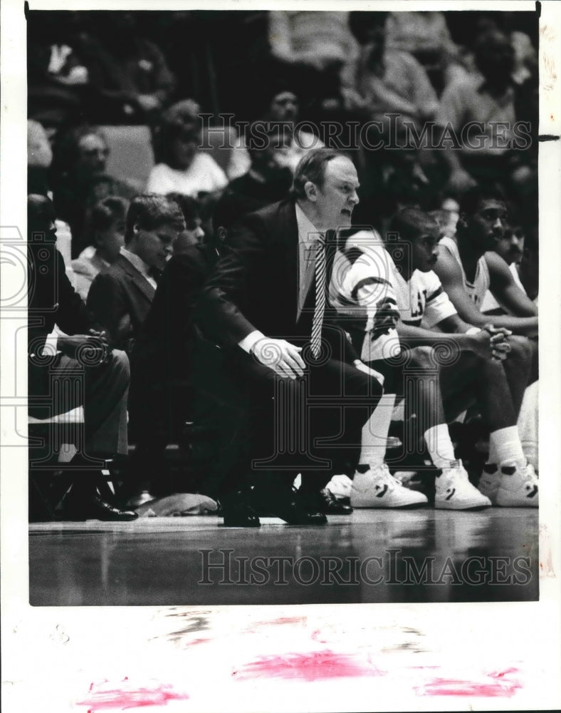 1986 Press Photo Dale Brown at Basketball Game - nos08124 - Historic Images