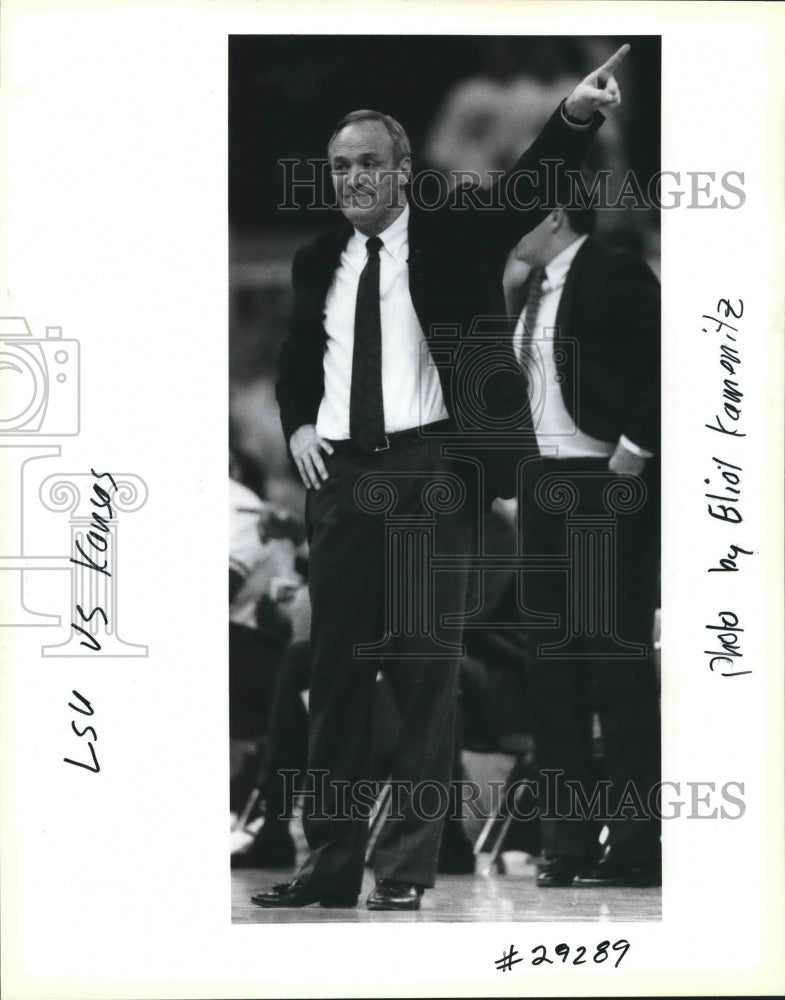 1990 Press Photo Basketball Coach Dale Brown at Louisiana State University Game - Historic Images